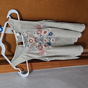 Tank top with threaded designs. The texture is soft velvety.